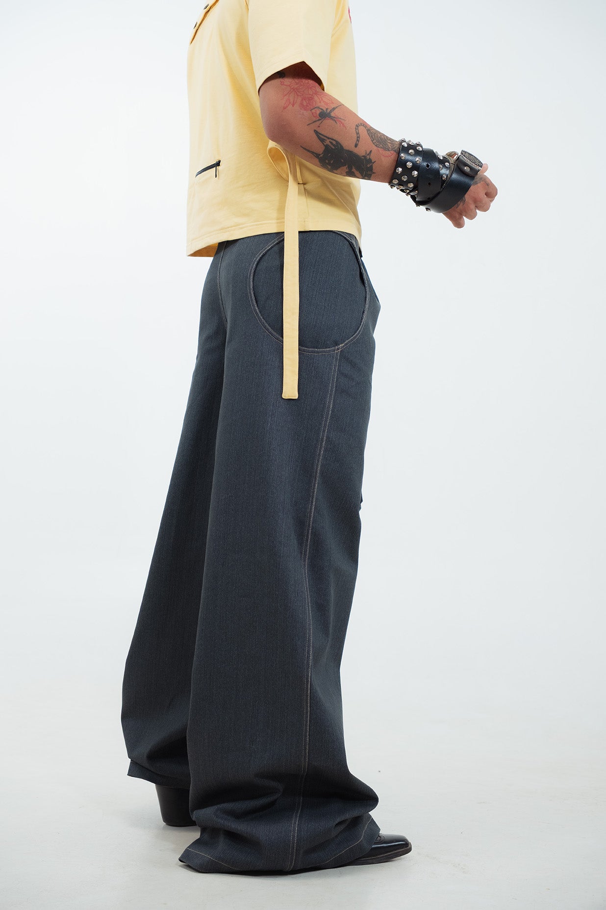 Mool gunda shoulder slit top
